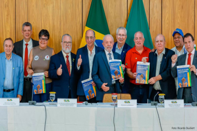 CUT e demais centrais entregam ao Presidente Lula a pauta da classe trabalhadora